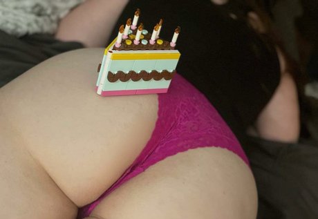 Curvy Nerd Penny ホットなスター 写真