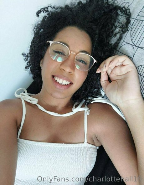 尖ったおっぱいオンリーファンズ 無料裸 画像