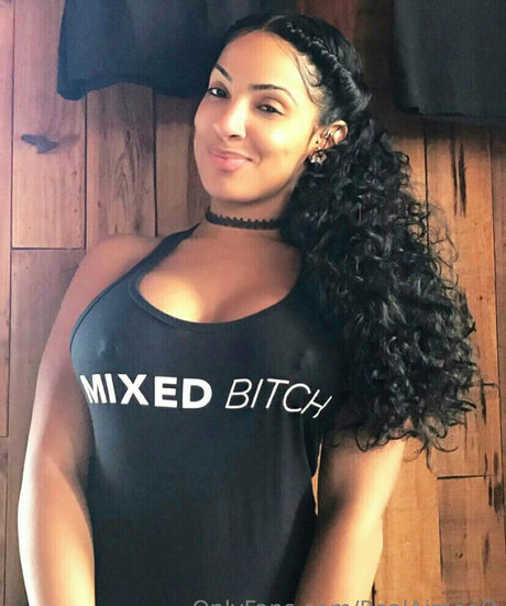 赤毛の痩せたオンリーファンズ 美しい裸 写真