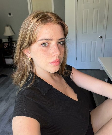 陸軍の熟女オンリーファンズ セクシー裸 画像