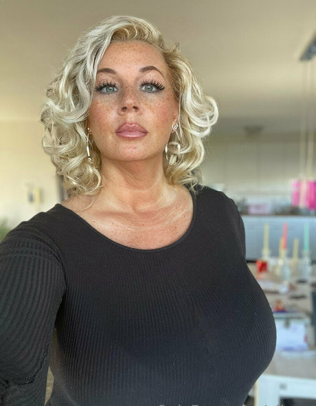 elixerr ポルノスター エロティック 画像