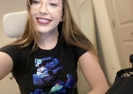 ブロンドの女の子のオンリーファンズ パーフェクト ギャラリー