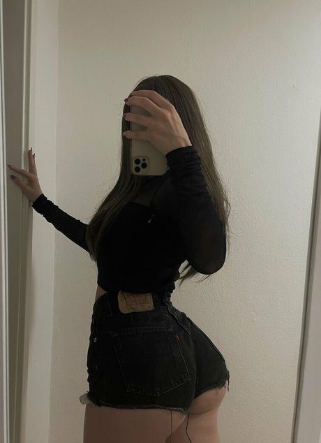 セクシーなブルネットのオンリーファンズ 無料アダルト アーカイブ