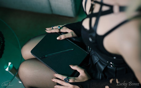 バン・オンリーファンズ セックス 画像