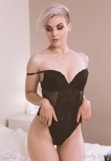 LuckyBonez ポルノ女優 写真