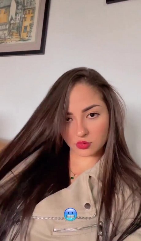 Angie Carmona ヌードスター 写真