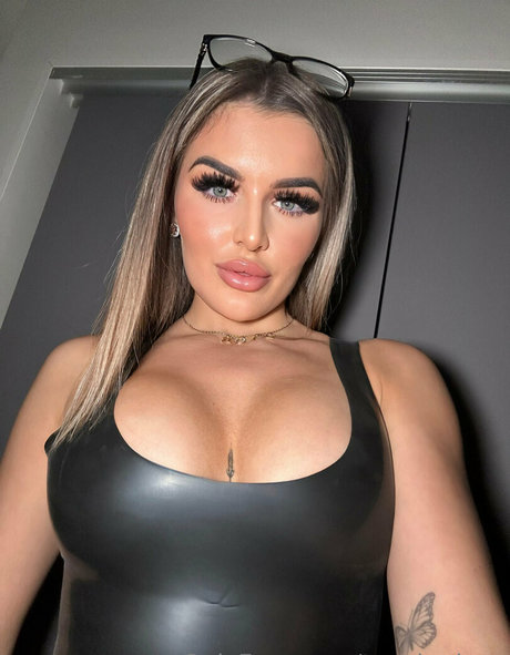 twerkariana ポルノモデル 写真