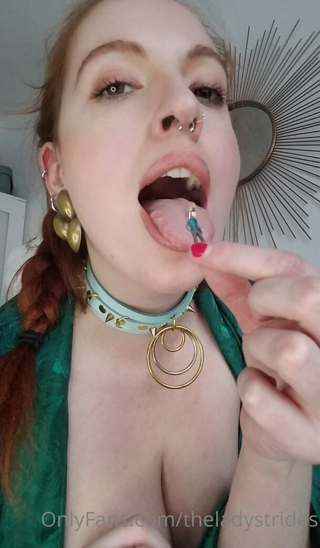 曲線美のブロンドオンリーファンズ トップ 写真