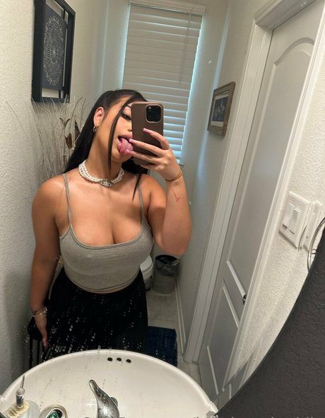 パイズリ オンリーファンズ ポルノ 画像