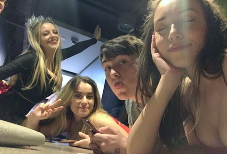 巨乳で痩せているオンリーファンズ ポルノグラフィック 写真