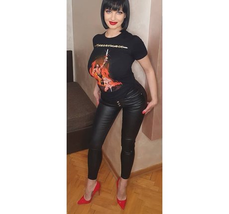 巨乳ストリップオンリーファンズ 無料ヌード 写真