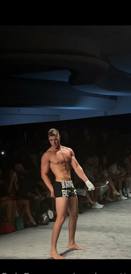 巨乳オナニーオンリーファンズ セクシー 画像