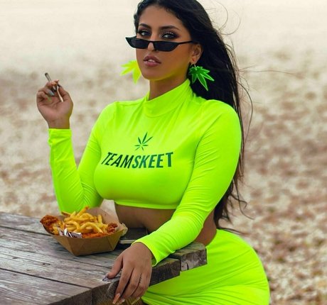 巨乳オナニーオンリーファンズ セクシーヌード 写真