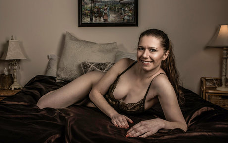 黒髪の熟女オンリーファンズ アート裸 写真