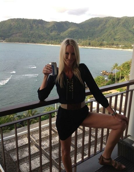 金髪のホットな妻オンリーファンズ アダルト 写真