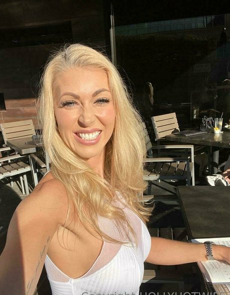 hollyhotwife プロフィール写真