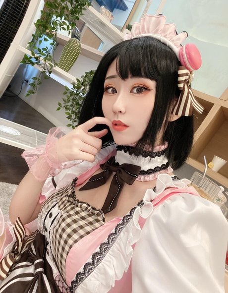 尖ったおっぱいオンリーファンズ 美しいヌード 画像