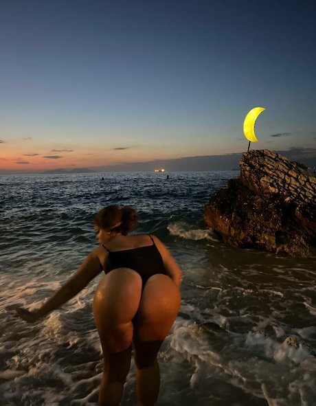 パンツを食い込ませるオンリーファンズ ホットヌード 画像