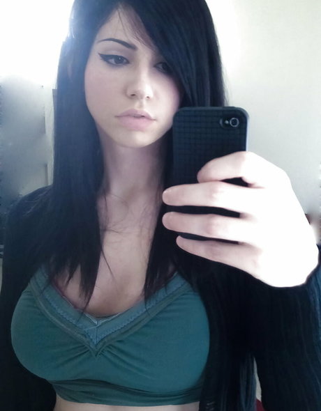 ぽっちゃりカップルオンリーファンズ ヌード 画像