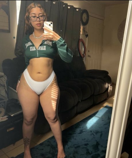 巨乳で痩せているオンリーファンズ ヌード 写真