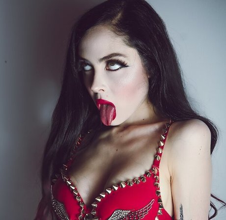 ニューハーフの乗馬オンリーファンズ セクシーヌード 画像