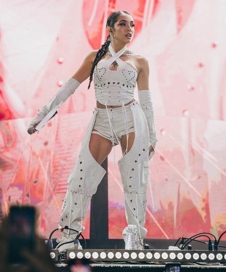 Maria Becerra ヌードスター 写真