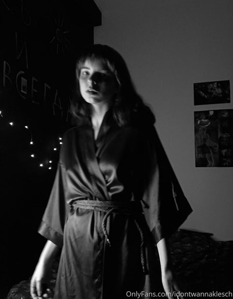 いちごミルクオンリーファンズ 美しいヌード 写真