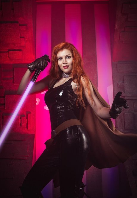 Anya Ichios ヌードモデル 写真