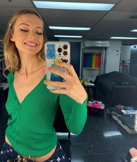 Angele Van Laeken ヌードスター 写真