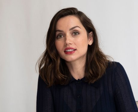 オイルを塗った巨乳オンリーファンズ ポルノグラフィック ギャラリー