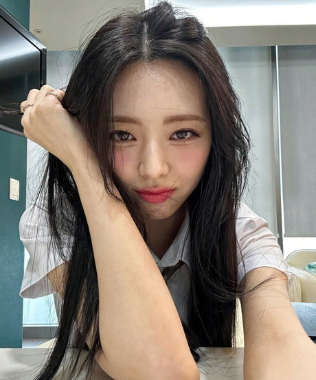 itzy all in us エロティック女優 写真