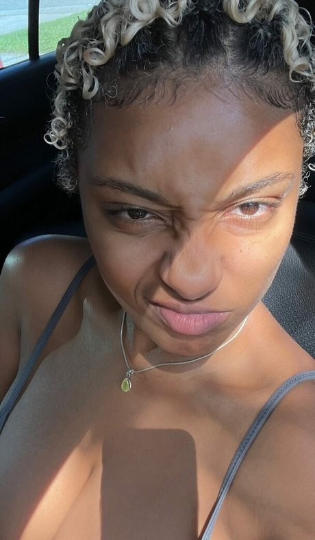 肉厚熟女オンリーファンズ セクシー裸 画像