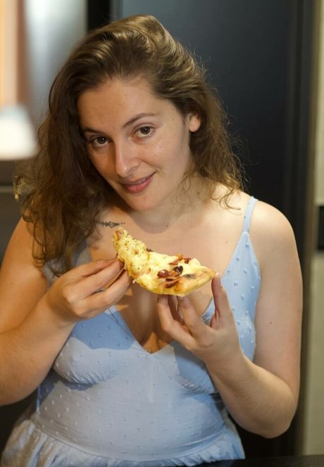 アウトドア 熟女 オンリーファンズ ポルノグラフィック 画像