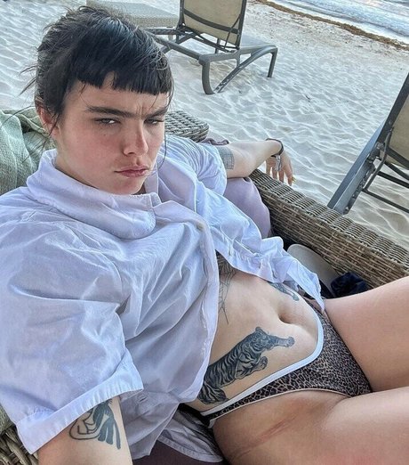 Benee ホット女優 アーカイブ