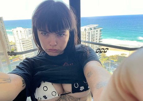 Benee スター 裸 写真