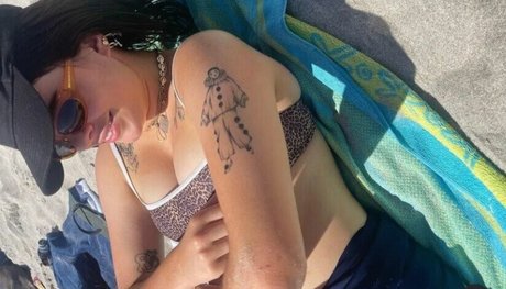 Benee 高品質のポルノスター アーカイブ