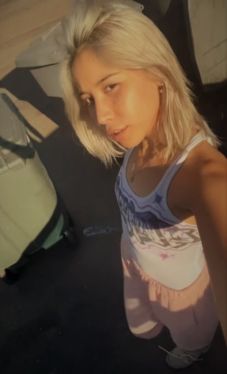 エモな痴女オンリーファンズ ヌード 写真