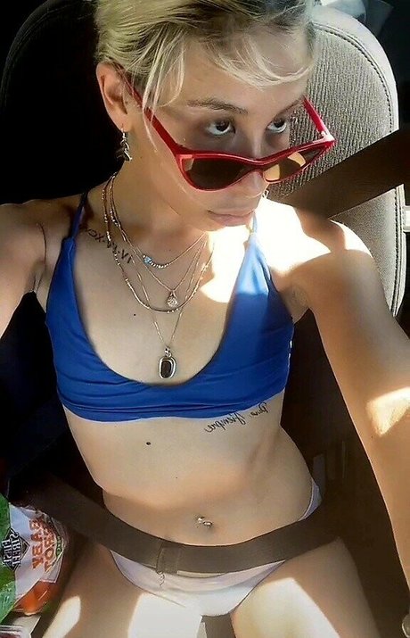 巨乳オナニーオンリーファンズ エロ 写真