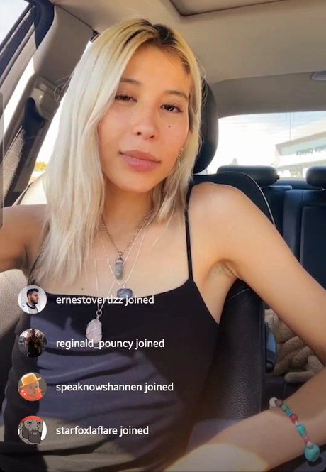 巨乳ストリップオンリーファンズ セクシー裸 写真