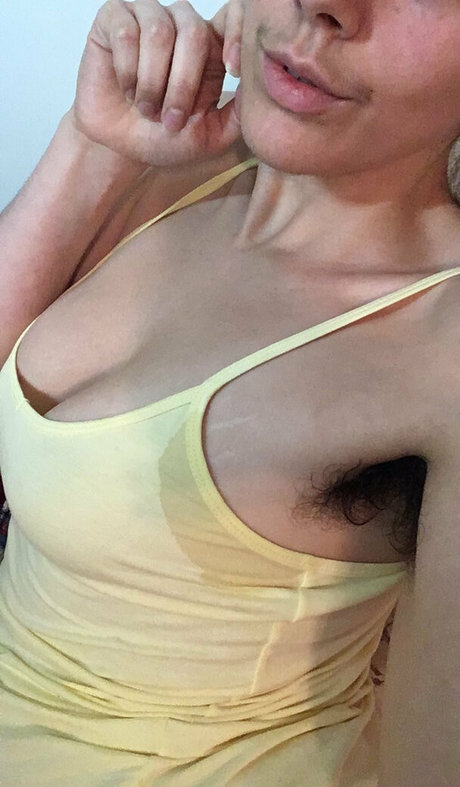 小柄で痩せたオンリーファンズ ホットセクシー 画像