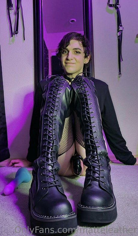 matteleather ポルノモデル 写真