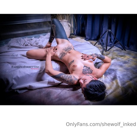 shewolf inked ヌードスター 写真