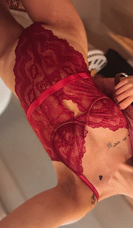 小さいチンポのシーメールオンリーファンズ セクシー裸 写真