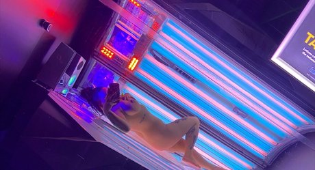 最もホットな若いオンリーファンズ トップ 写真