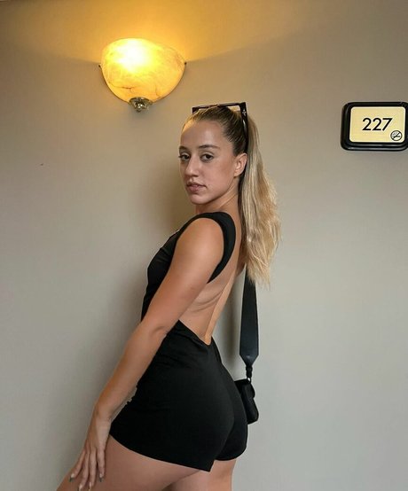 金髪の顔射オンリーファンズ ポルノ 画像