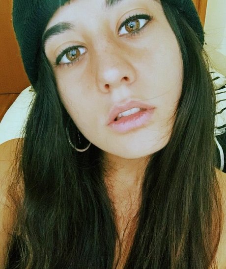 フェイシャルオンリーファンズ ヌード 写真