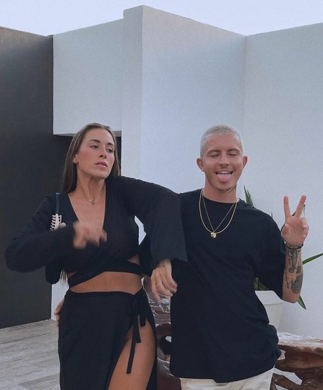 アナル乱交オンリーファンズ ヌード 写真