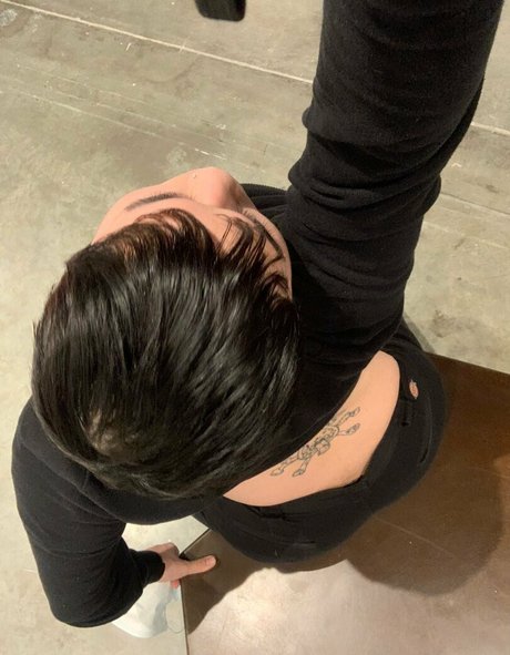 ティックトックスター オンリーファンズ アートヌード 写真