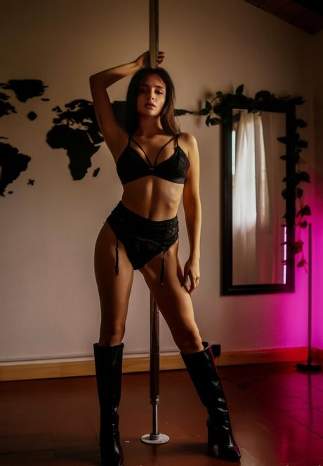 かわいいブロンドのオンリーファンズ 無料裸 写真