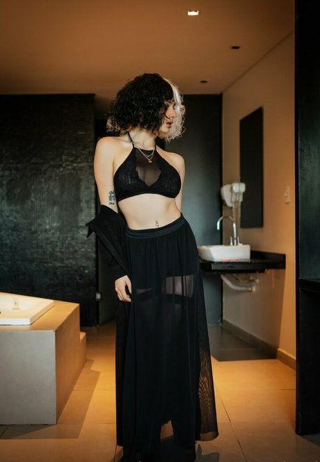 巨乳熟女オンリーファンズ セクシーヌード 写真